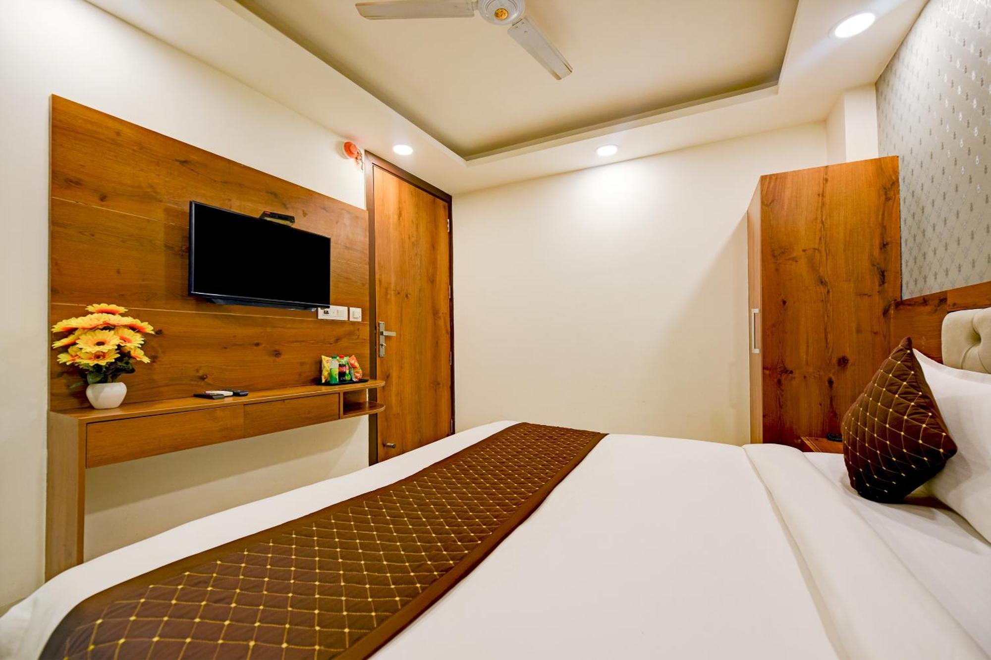 Hotel The Ocean Near Delhi International Airport